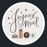 Adesivo Redondo Joyeux Noel Merry Christmas Gift Label Sticker<br><div class="desc">Apresente seus presentes e cartões de natal nesta temporada de festas - Este conjunto de adesivos apresenta uma saudação escrita à mão em um presente caprichoso e design de estrelas.</div>
