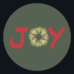 Adesivo Redondo Joyous Light Hearted Wreath Christmas Stickers<br><div class="desc">Ajude a espalhar alegria, conforto, calor, e boa alegria com este adesivo de Natal. Perfeito para artesanato, selos de envelope ou diversão em uma família ou reunião de negócios. As crianças também os amam! As mortes de Natal são circulares e feitas de vergreens para representar a vida eterna. São um...</div>