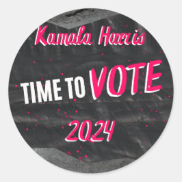 Adesivo Redondo Kamala Harris Sticker. Escuro com fonte rosa.