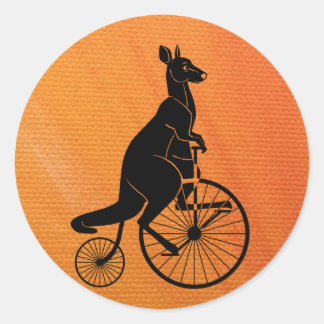Adesivo Redondo Kangaroo dirigindo uma bicicleta