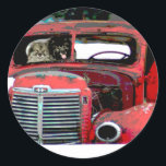 Adesivo Redondo Keeshond Christmas Old Truck Painting Art<br><div class="desc">O retrato do velho cão Truck de Natal Keeshond, a pintura original. Especializamo-nos em arte original engraçada e engraçada. Comprar isto para si próprio ou como um presente excelente para os teus amigos de Keeshond. Seja criativo - clique em PERSONALIZAR para adicionar/remover/alterar texto, redimensionar a imagem, alterar as cores ou...</div>