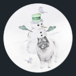 Adesivo Redondo Keeshond Christmas Snowman Pinting Art<br><div class="desc">Retrato original de Cachorro Snowman de Natal Keeshond. Especializamo-nos em arte original engraçada e engraçada. Comprar isto para si próprio ou como um presente excelente para os teus amigos de Keeshond. Seja criativo - clique em PERSONALIZAR para adicionar/remover/alterar texto, redimensionar a imagem, alterar as cores ou qualquer outra coisa que...</div>