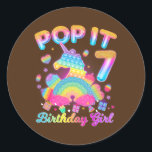 Adesivo Redondo Kid Pop It 7 Birthday Girl 7 anos<br><div class="desc">Criança Pop É 7 Aniversário Garota de 7 anos de idade Presente. Presente perfeito para seu pai, mãe, pai, homens, mulheres, amigos e familiares no Dia de Ação de Graças, Dia de Natal, Dia de as mães, Dia de os pais, 4 de julho de 1776 Dia Independente, Dia dos Veteranos,...</div>