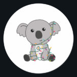 Adesivo Redondo Koala Christmas Snow Winter Animais Koalas<br><div class="desc">O Koala para o Natal com luzes de fadas. Animais engraçados com presentes e neve até as férias. Também é engraçado para o Natal em julho. Os coalas são animais doces e perfeitos para o Natal.</div>