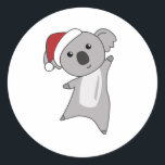 Adesivo Redondo Koala Christmas Snow Winter Animais Koalas<br><div class="desc">O Koala para o Natal com luzes de fadas. Animais engraçados com presentes e neve até as férias. Também é engraçado para o Natal em julho. Os coalas são animais doces e perfeitos para o Natal.</div>