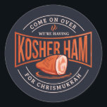 Adesivo Redondo Kosher Ham para Chrismukkah Hanukkah<br><div class="desc">Celebre Chanucá com orgulho e humor enquanto se reúne com toda a família. Este design gráfico do festival faz um presente perfeito para os feriados.</div>