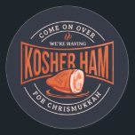 Adesivo Redondo Kosher Ham para Chrismukkah Hanukkah<br><div class="desc">Celebre Chanucá com orgulho e humor enquanto se reúne com toda a família. Este design gráfico do festival faz um presente perfeito para os feriados.</div>