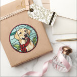 Adesivo Redondo Labrador StainGlass Christmas<br><div class="desc">Elevem o vosso decoro de férias com este belo Enfeites de natal de vidro manchado. Feito com meticulosa atenção aos detalhes, essa obra-prima ornamental captura a essência do encanto canino. Suas cores vibrantes e design intrincada evocam um senso de calor e alegria, acrescentando um toque de elegância à sua árvore....</div>