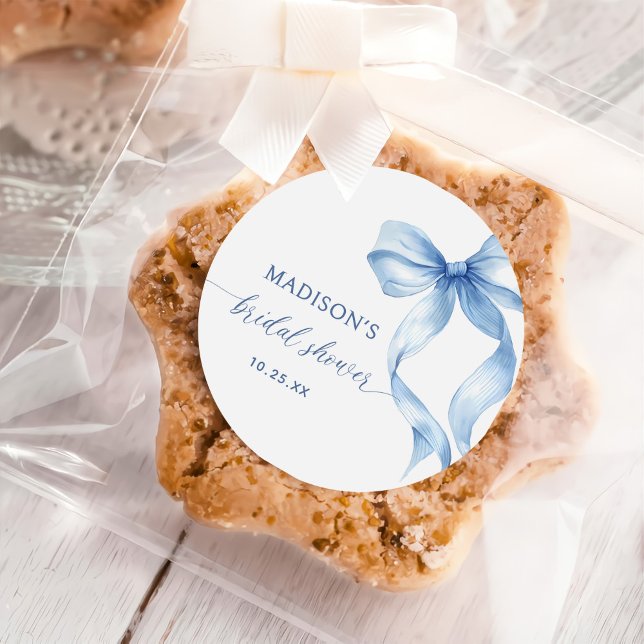 Adesivo Redondo Laço Azul Empoeirado Ela Está Amarrando o Nó Chá d (Criador carregado)