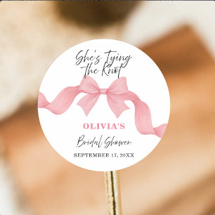 Adesivo Redondo Laço Rosa Ela Está Se Casando Lindo Chá de Panela 