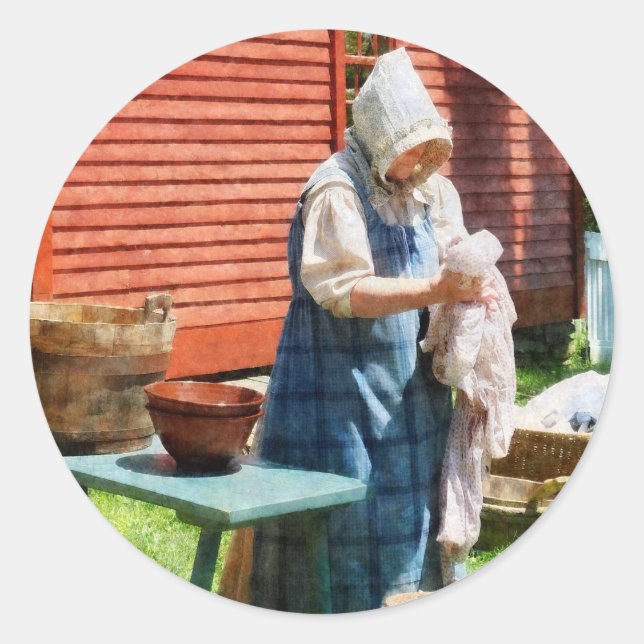 Adesivo Redondo Lady Doing Laundry (Frente)