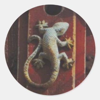 Adesivo Redondo Lagarto-cinza em madeira vestida