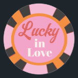 Adesivo Redondo Las Vegas Mod Poker Chip<br><div class="desc">Colorida Mod Las Vegas Jogo Poker Chip. Mão desenhada em cores de creme cor-de-rosa laranja e preto. Perfeito para um Casamento em Las Vegas ou Festa! Ilustração desenhada à mão por McBooboos. Todas as formulações podem ser alteradas para ajustado das suas necessidades. Você precisará mudar cada número para cada mesa....</div>