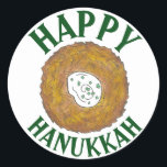 Adesivo Redondo Latkes Feliz Hanukkah Chanukah Feriados Judeus<br><div class="desc">Design apresenta um marcador original ilustrativo de uma deliciosa panqueca de batata latke revestida com creme azedo, um grampeador na cozinha de férias judaica. Ideal para comemorações de Hanukkah! Este design de latas de Chanukah também está disponível em outros produtos. Muitos designs adicionais estão também disponíveis neste compro! Não vê...</div>