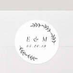 Adesivo Redondo Laurel Wreath Wedding Monograma<br><div class="desc">Etiquetas/rótulos circulares,  concebidos por medida personalizada,  com uma coroa elegante de louros desenhados à mão. Personalize com as iniciais/monograma e data de casamento do casal/noiva e noiva. Esses adesivos/rótulos modernos e elegantes são perfeitos para adicionar um toque de estilo aos envelopes de casamento,  convites,  presentes,  favores e muito mais!</div>