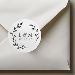 Adesivo Redondo Laurel Wreath Wedding Monograma<br><div class="desc">Vinhetas de casamento personalizadas,  com coroa estendida à mão moderna. Perfeito para decorar anúncios de casamento,  convites,  presentes e muito mais!</div>
