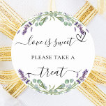 Adesivo Redondo Lavanda de eucalipto para o casamento<br><div class="desc">Um fundo branco na moda,  decorado com flores lavandas e verde de eucalipto. Texto: O amor é doce,  por favor,  dê uma olhada.</div>