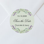 Adesivo Redondo Lavanda sábio, casamento verde Salve a data<br><div class="desc">Um moderno fundo verde sábio decorado com flores lavandas e verde eucalipto. Personalize e adicione seus nomes e data de casamento.</div>