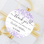 Adesivo Redondo Lavanda violeta branca obrigado de casamento<br><div class="desc">Um fundo branco na moda com confete roxo. Personalize e adicione seus nomes e data de casamento. Com o texto: Obrigado por compartilhar nosso dia especial.</div>