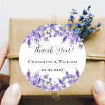 Adesivo Redondo Lavanda violeta obrigado de casamento<br><div class="desc">Um fundo na moda branco decorado com flores lavandas de cor aquosa. Personalize e adicione seus nomes e data de casamento. Com o texto: Obrigado!</div>
