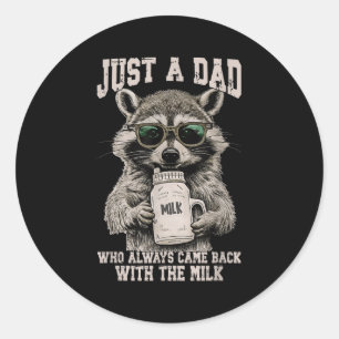 Adesivo Redondo Legal Pai Raccoon Com Citação Engraçada Com Leite