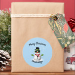 Adesivo Redondo Legal Snowman Adorável Smirk Christmas Personalize<br><div class="desc">Personalize e personalize Ilustração de um boneco de neve legal com óculos de sol e luvas verdes,  lenço vermelho e chapéu preto.</div>