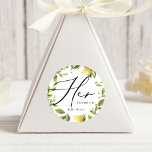 Adesivo Redondo Lemon Sorrento Casou Seu Favor Favorito<br><div class="desc">Evoque o solarenga esplendor de um casamento da Costa Amalfi com a coleção de Casamentos do Mediterrâneo de Limão Amarelo! Infundidos com a maior porção de citros de verão, os convites, placas e decoração irradiam calor, elegância e gráficos de limão encantadores emparelhados com uma bela fonte de caligrafia. Celebre o...</div>