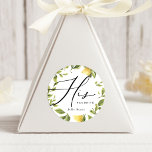 Adesivo Redondo Lemon Sorrento Casou Seu Favor Favorito<br><div class="desc">Evoque o solarenga esplendor de um casamento da Costa Amalfi com a coleção de Casamentos do Mediterrâneo de Limão Amarelo! Infundidos com a maior porção de citros de verão, os convites, placas e decoração irradiam calor, elegância e gráficos de limão encantadores emparelhados com uma bela fonte de caligrafia. Celebre o...</div>