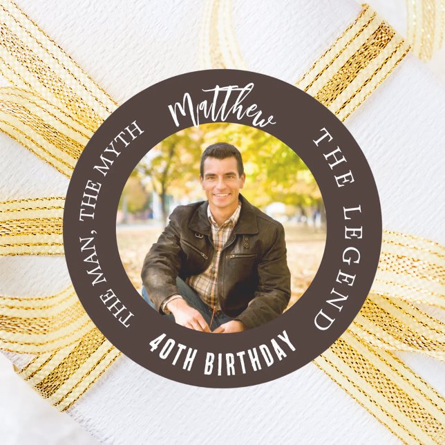 Adesivo Redondo Lenda do mito do homem da foto marrom de aniversár (Criador carregado)
