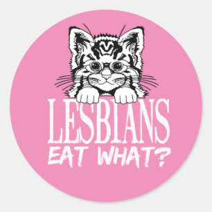 Adesivo Redondo LESBIANOS COMEM O QUÊ? Camiseta