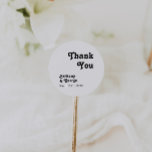 Adesivo Redondo Letra Moderna Obrigado Favor De Casamento<br><div class="desc">Este moderno obrigado de inscrição retrógrada, o favor de um adesivo redondo clássico é perfeito para o seu único e trendy simples casamento boêmico de verão. A inscrição é um na moda preto, fonte chic 70's boho que dá a este design clássico vibração mínima hippie hippie. Você pode adicionar seus...</div>