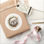 Adesivo Redondo Lhasa Apso Christmas Wreath Festivo Pup<br><div class="desc">Procurando o presente de Natal perfeito para seu amigo peludo? Nosso presente de Natal é o que você precisa! Com um tema de Natal encantador, é o presente ideal para o seu querido animal de estimação. Quer você seja uma mãe de cachorro, pai de cachorro, ou simplesmente um amante de...</div>