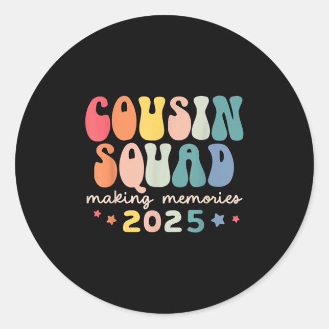 Adesivo Redondo Licença de Memórias do Fazer 2025 do Cousin Squad  (Frente)