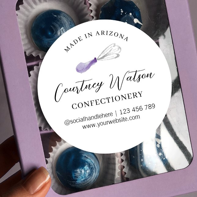 Adesivo Redondo Lilac Purple Whisk Script Feito Com Amor (Purple whisk bakery labels for your boxes, pouches or jars)