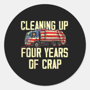 Adesivo Redondo Limpando Quatro Anos De Idiota Engraçado Garbyge