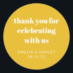 Adesivo Redondo Lindo Obrigado Personalizado Amarelo para Chuveiro<br><div class="desc">Expresse sua gratidão com estilo com esses adesivos vibrantes amarelos "Obrigado", apresentando tipografia em negrito e texto personalizável. Perfeitos para selar sacolas de brindes, personalizar caixas de presentes ou adicionar um toque alegre à decoração do evento, esses adesivos são ideais para casamentos, chá de noiva ou qualquer celebração. Com seu...</div>