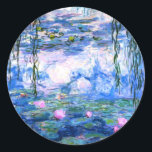 Adesivo Redondo Lírios de Água Rosa Monet<br><div class="desc">Um adesivo com água cor-de-rosa monet apresenta lírios de água rosa lindos flutuando em um lago azul calmo com almofadas de lírios. Um presente de Monet excelente para fãs do impressionismo e da arte francesa. Inimpressionismo sereno na natureza com lindas flores e paisagem de lagoas cênicas.</div>