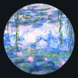 Adesivo Redondo Lírios de Água Rosa Monet<br><div class="desc">Um adesivo com água cor-de-rosa monet apresenta lírios de água rosa lindos flutuando em um lago azul calmo com almofadas de lírios. Um presente de Monet excelente para fãs do impressionismo e da arte francesa. Inimpressionismo sereno na natureza com lindas flores e paisagem de lagoas cênicas.</div>