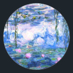 Adesivo Redondo Lírios de Água Rosa Monet<br><div class="desc">Um adesivo com água cor-de-rosa monet apresenta lírios de água rosa lindos flutuando em um lago azul calmo com almofadas de lírios. Um presente de Monet excelente para fãs do impressionismo e da arte francesa. Inimpressionismo sereno na natureza com lindas flores e paisagem de lagoas cênicas.</div>