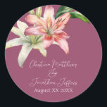 Adesivo Redondo Lírios Rosa e Branco Românticos na Fúsia<br><div class="desc">Estes adesivos florais românticos apresentam um fundo cor de fúchsia com lírios brancos e cor-de-água. No topo está impresso um delicado buquê de flores lírios e verde.</div>