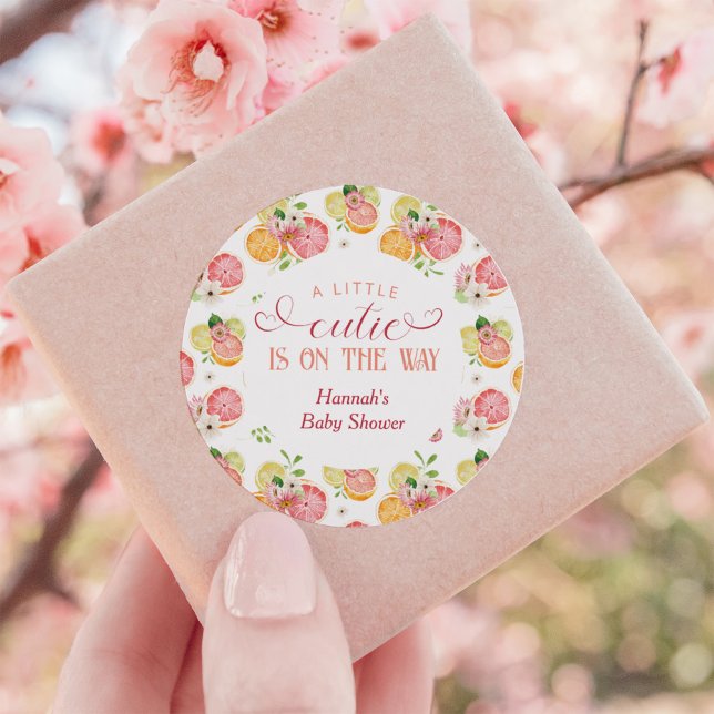 Adesivo Redondo Little Cutie está no caminho do Chá de fraldas Fav (Criador carregado)