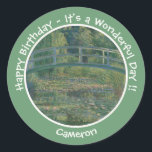 Adesivo Redondo Lodo de Água-Lily de Monet e artigos do Partido da<br><div class="desc">Esta é uma de suas famosas pinturas de seu jardim aquático em sua casa em Giverny. Claude Monet (1840-1826) foi um dos fundadores do movimento impressionista francês. Talvez ele seja mais notado por suas pinturas de lírios e água. O termo Impressionismo deriva do título de sua pintura "Impressão, Assalto do...</div>