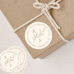 Adesivo Redondo Logotipo Floral de Casamento Elegante Greenery Mon<br><div class="desc">O Elegante Logotipo Floral de Casamento Monograma Clássico Redondo Se você está casando na sua cidade natal ou dizendo "Eu faço" contra o pano de fundo de um paraíso tropical distante, nossa coleção de casamento misturou elegância e minimalismo sem problemas para dar o tom para seu dia especial. As opções...</div>