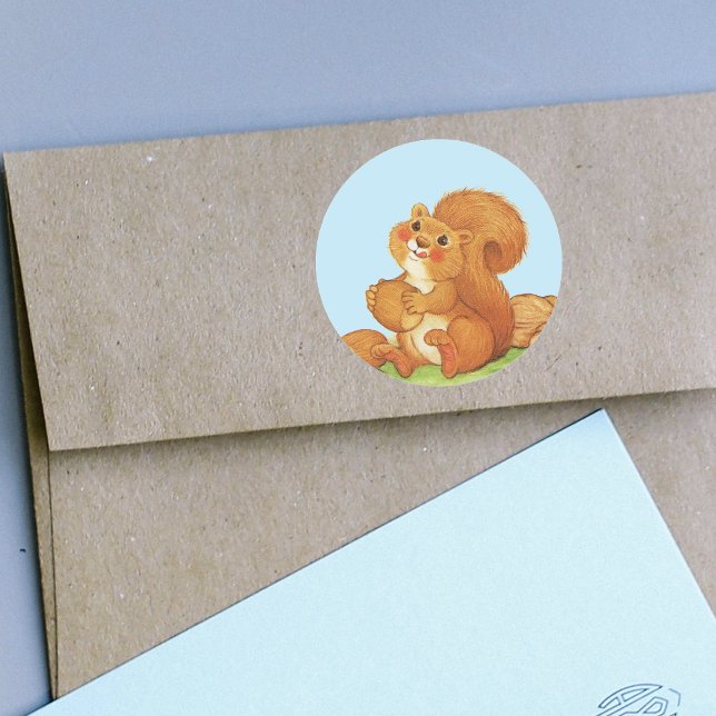 Adesivo Redondo Loucos de Esquilo Adoráveis (Cute red squirrel rosy cheeks in grass with stash of nuts and acorns on stickers.)