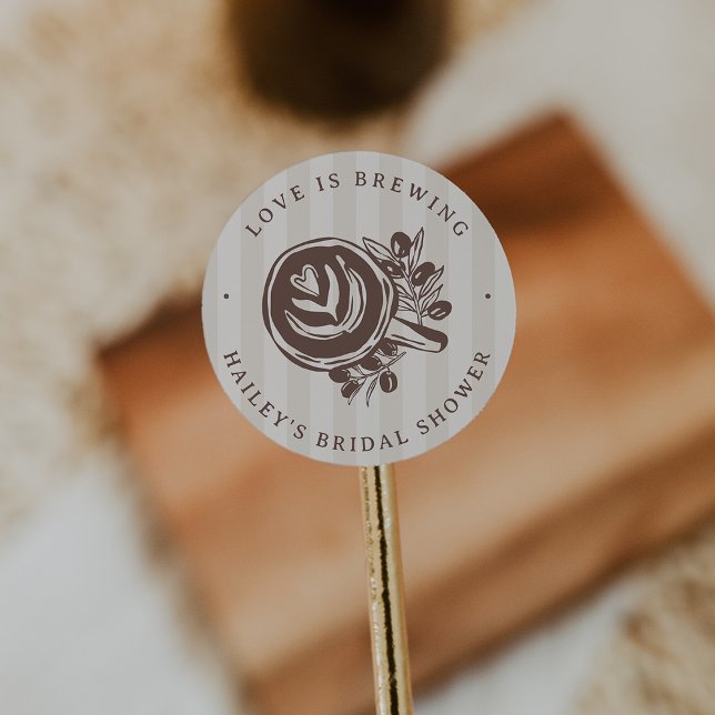 Adesivo Redondo "Love is Brewing" Coffee Bridal Shower Favor (Criador carregado)