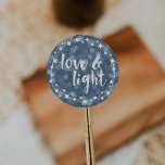 Adesivo Redondo Love & Light Bokeh Hanukkah<br><div class="desc">Feliz Hanukkah! Adicione o toque perfeito de acabamento aos seus envelopes ou presentes com estes adesivos festivos. Design apresenta um fundo azul de boque,  quadro branco estrelado e "Amor e Luz" em texto branco de bruxaria.</div>