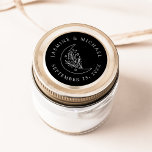 Adesivo Redondo Lua Elegante e Estrelas: Favor do Casamento Negro<br><div class="desc">Adicione um toque personalizado aos seus envelopes, favores de casamento, e muito mais com estes adesivos de casamento preto e branco da Elegante Moon e Stars. A design apresenta uma ilustração de uma linha branca de uma lua adornada com estrelas e folhagem sobre fundo preto. Seus nomes e data de...</div>