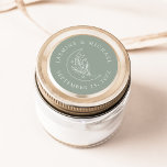 Adesivo Redondo Lua Elegante e Estrelas Sage - Favor do Casamento<br><div class="desc">Adicione um toque personalizado aos seus envelopes, favores de casamento, e muito mais com estas luas Elegantes e Estrelas sageiam adesivos verdes de casamento. A design apresenta uma ilustração de uma linha branca de uma lua adornada com estrelas e folhagem sobre um fundo verde sábio. Seus nomes e data de...</div>