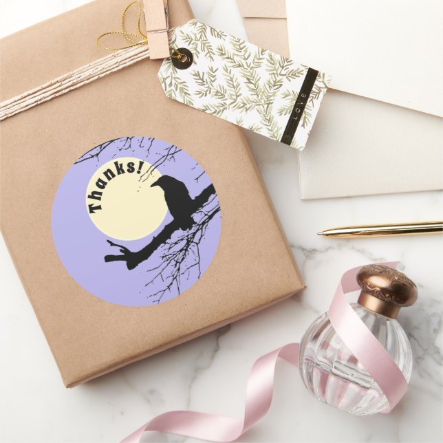 Adesivo Redondo Lua Raven em um galho com fundo roxo (Presentear)