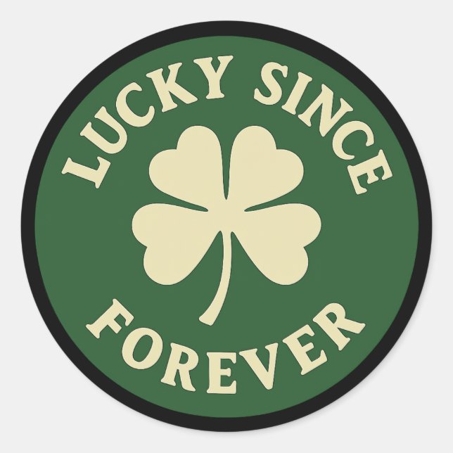 Adesivo Redondo Lucky Since Forever – Four-Leaf Clover Badge (Frente)